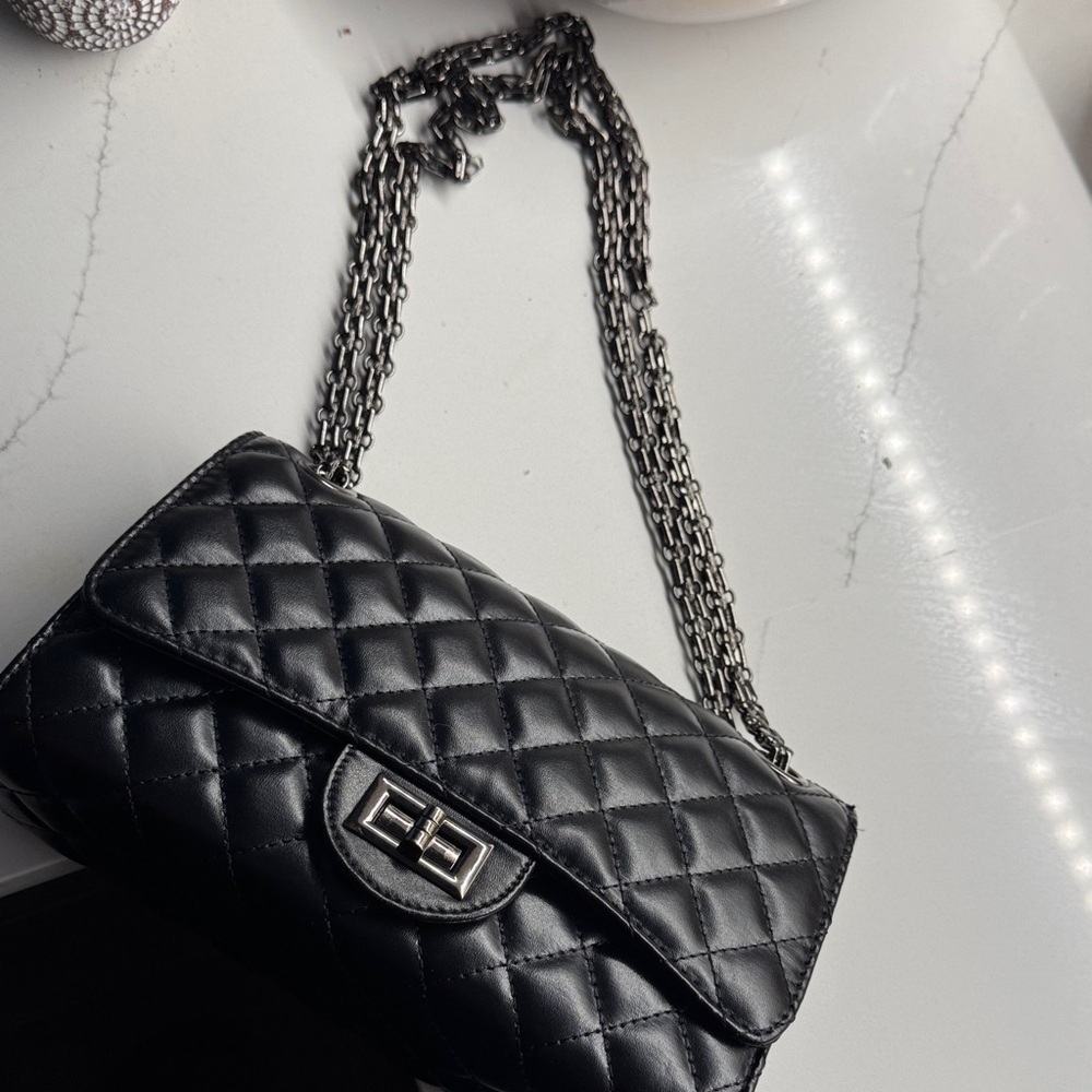 Elegant Black Quilted Chain Bag